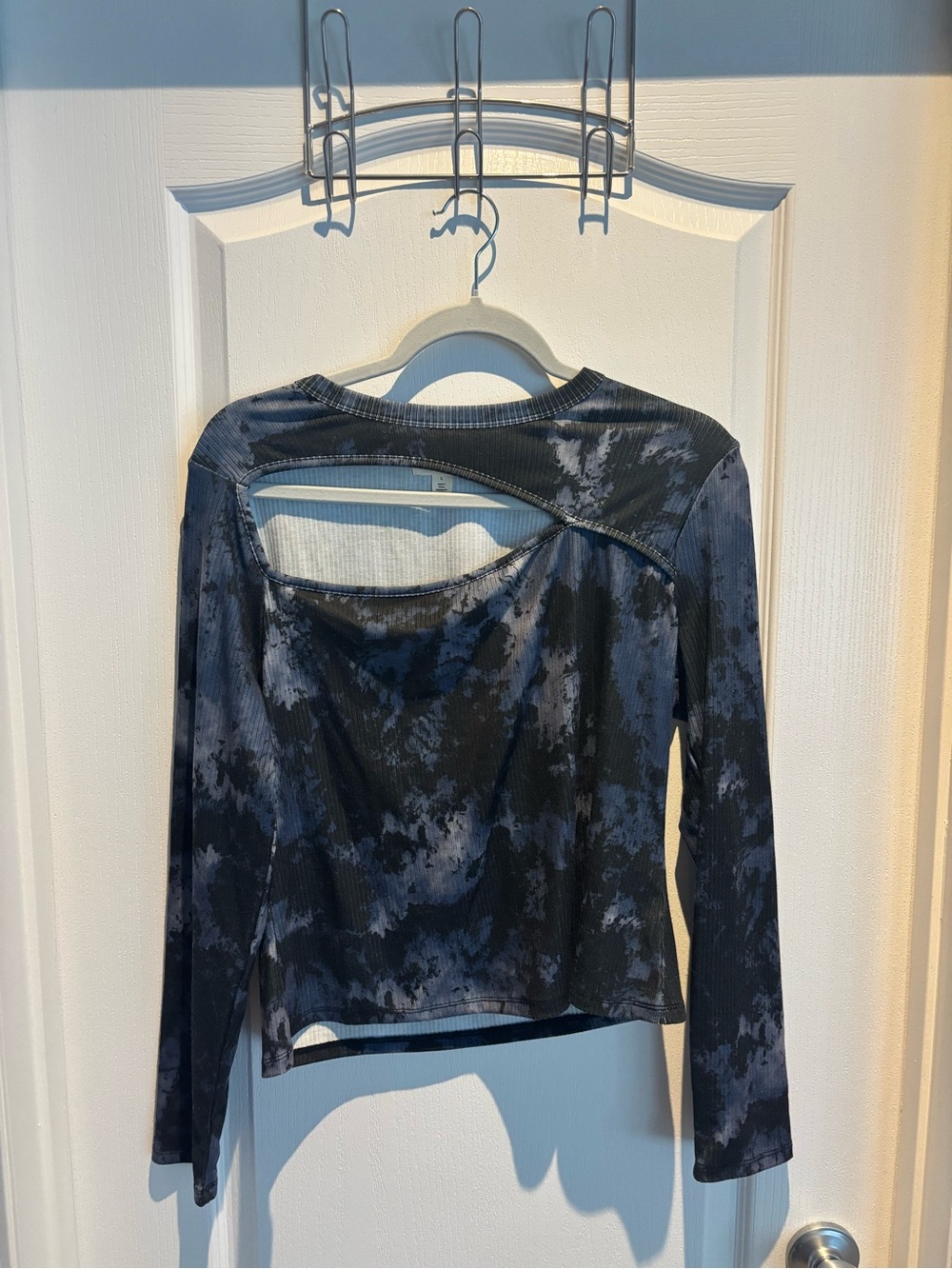 Long-Sleeve Tie-Dye Cutout Top in Black and Navy